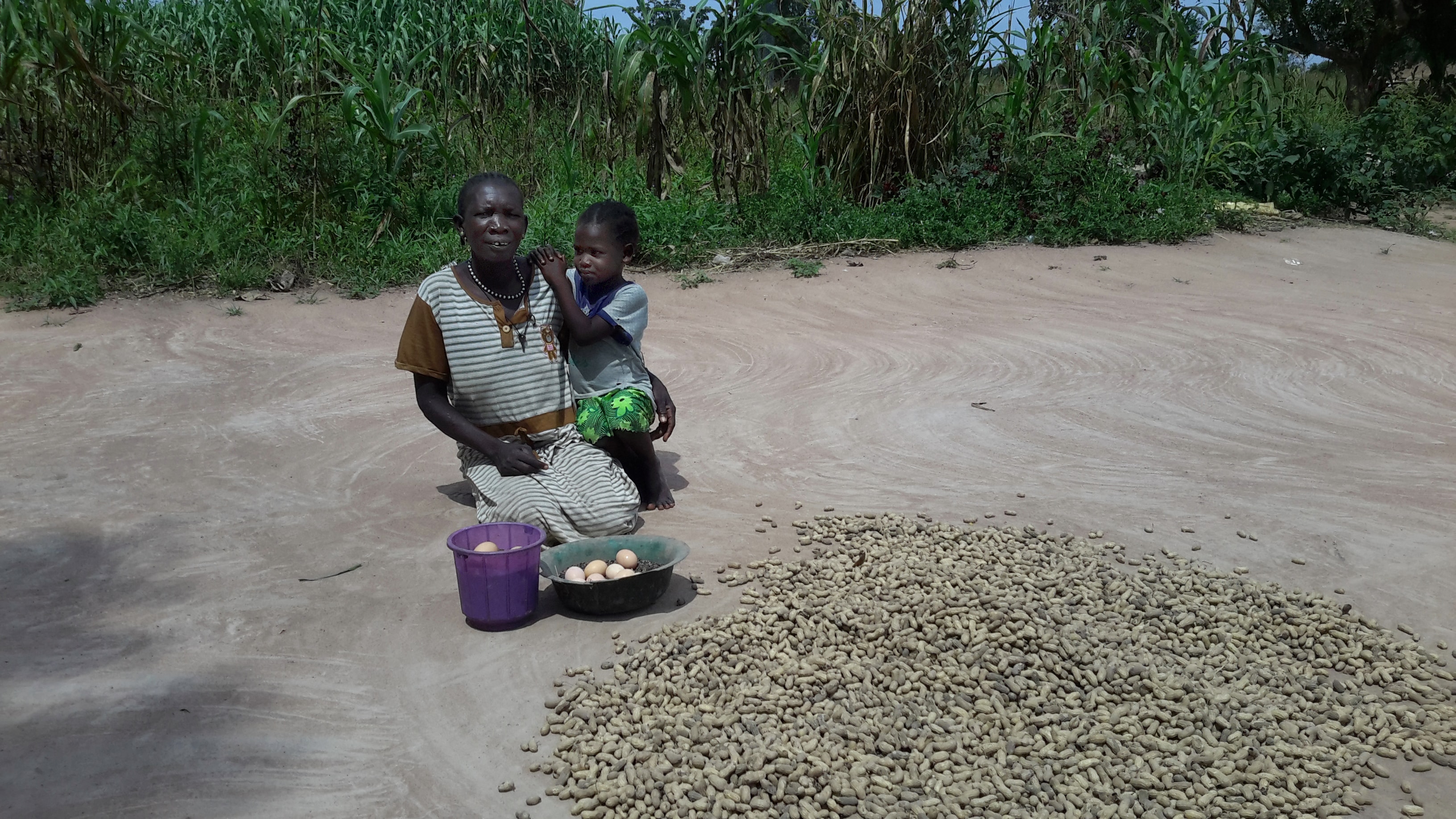 Impfen Fuer Afrika 2016 Diese Witwe Im Sudsudan Prasentiert Stolz Die Eier Ihrer Neuen Huhner Und Die Erdnuss Ernte Vom Feld Hinter Ihrem Haus C Tieraerzte Ohne Grenzen Dog Aktuell Das Hundemagazin